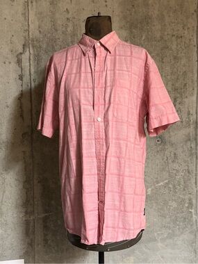 Izod Men's Light Pink Short-Sleeve Button-Down Shirt